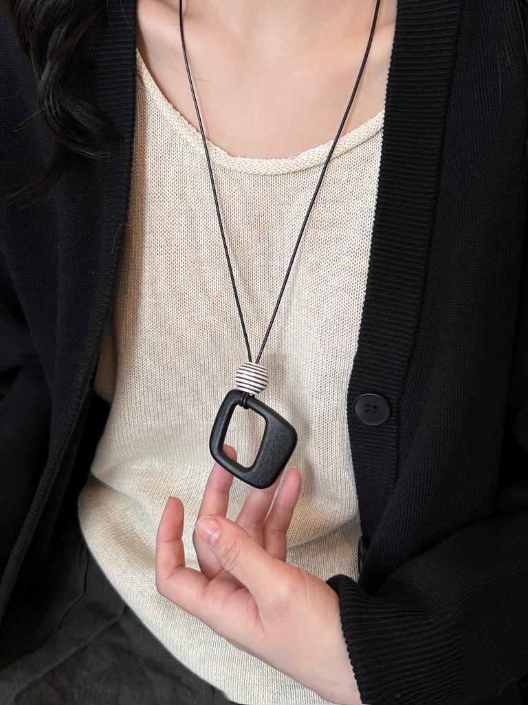 Wood chips irregular round square pendant necklace retro ethnic style collarbone chain design sense sweater chain women