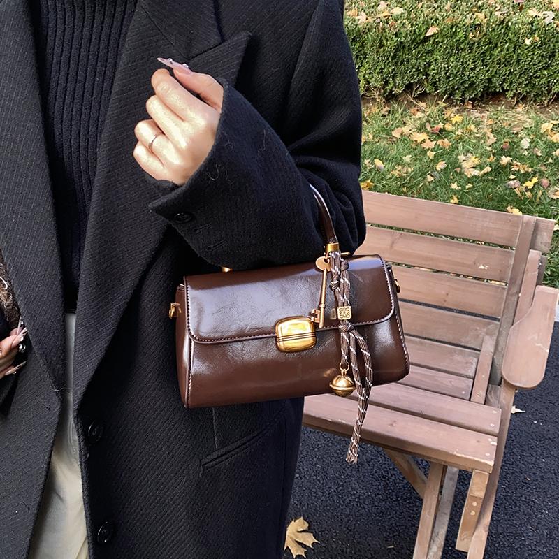 Vintage Mode Top-Griff-Taschen Für Damen Klappenform Schulter Crossbody-Tasche Mit Anhänger 2026 Winter Neu Luxus Designer Handtasche