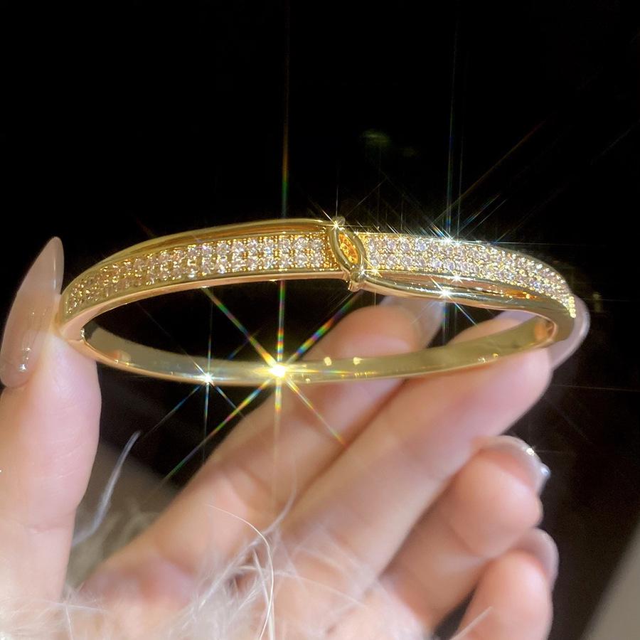 Elegant Geometric Rhinestone Zircon Buckle Bracelet: A Versatile and Luxurious Accessory for Women