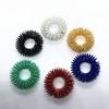 100 pezzi/lotto mini gadget massaggiatore per dita a molla relax Diametro 27 mm Anelli Massaggiatori Agopuntura Massaggiatore per Dita 6 colori a scelta