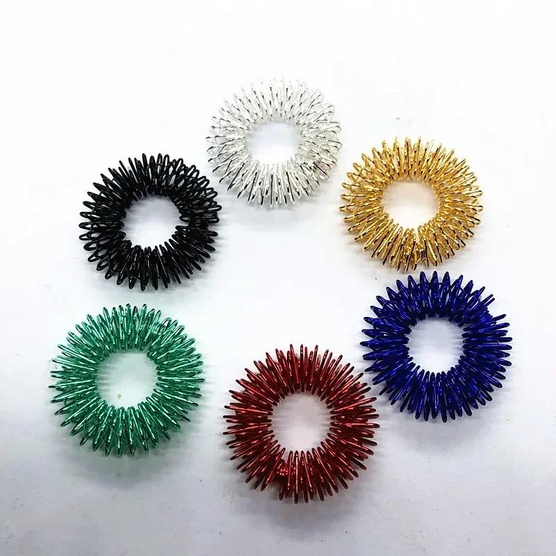 100 pezzi/lotto mini gadget massaggiatore per dita a molla relax Diametro 27 mm Anelli Massaggiatori Agopuntura Massaggiatore per Dita 6 colori a scelta