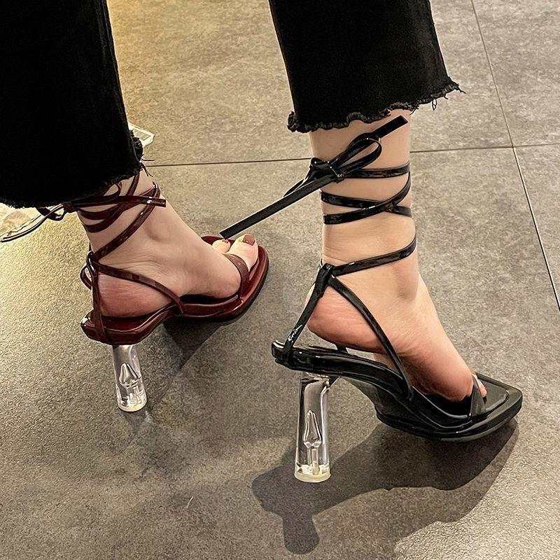 Mode lässig europäischer und amerikanischer Stil Internet-Star super Fee Jahresarmband Sandalen Dameneinzelne Schuhe hohe Absätze Knöchel Sommer