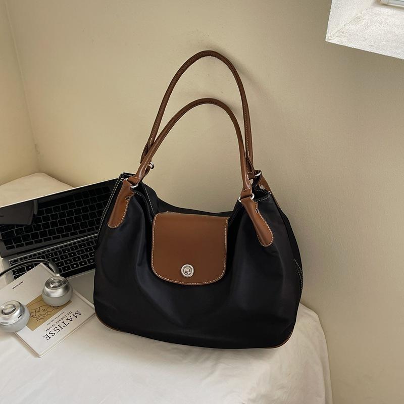 

Большая универсальная сумка под мышкой. Сумка-тоут и сумка через плечо коричневый