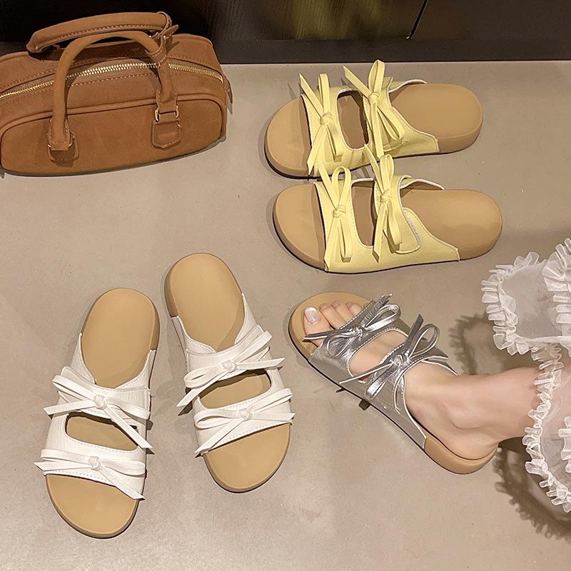 Schleife Flachboden Koreanische Version Ein-Wort-Slipper für Damen Sommerbekleidung 2025 neue Modelle mit Röcken Lässige Strand-Cool-Slipper