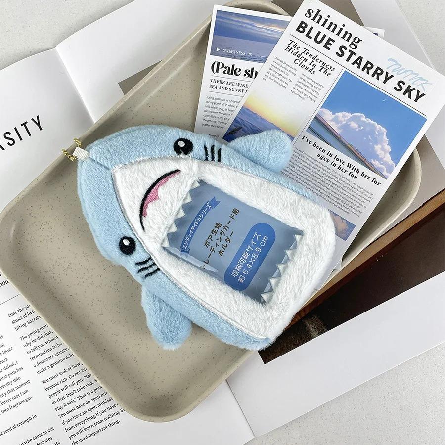 

Cartoon Sharks Plush Card Holder Keychain Cute Idol Photocard Display Pendant Card Sleeve Protective Case Card Cover Gifts небесно-голубой