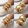 Design-inspirierter offener Metallarmreif mit glatter Textur, minimalistisch geometrisch, individualistisches breites Armband