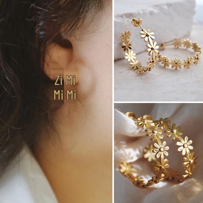 

Daisy C-Shaped Titanium Earrings - Durable, Trendy Ins Style Chrysanthemum Jewelry