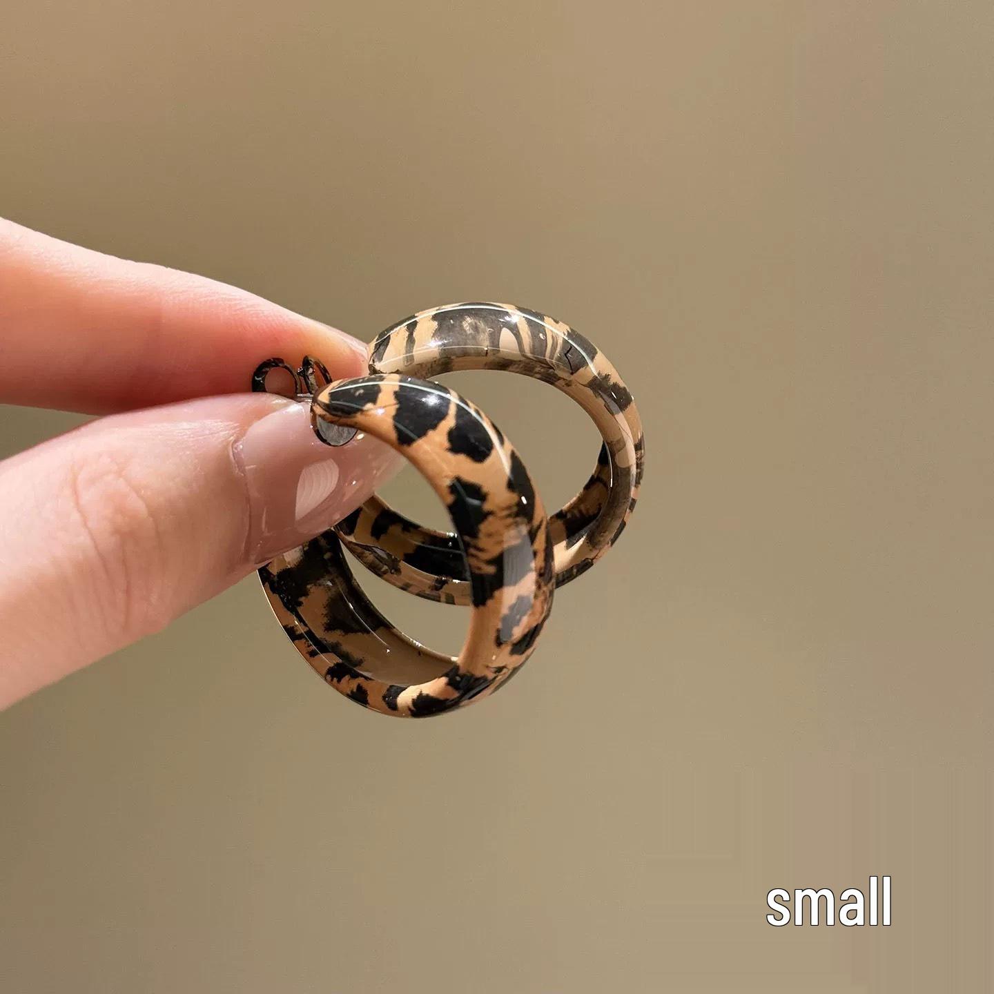 

Вінтажні сережки-кільця зі шкіри з леопардовим принтом Срібна голка - Елегантні, універсальні модні прикраси