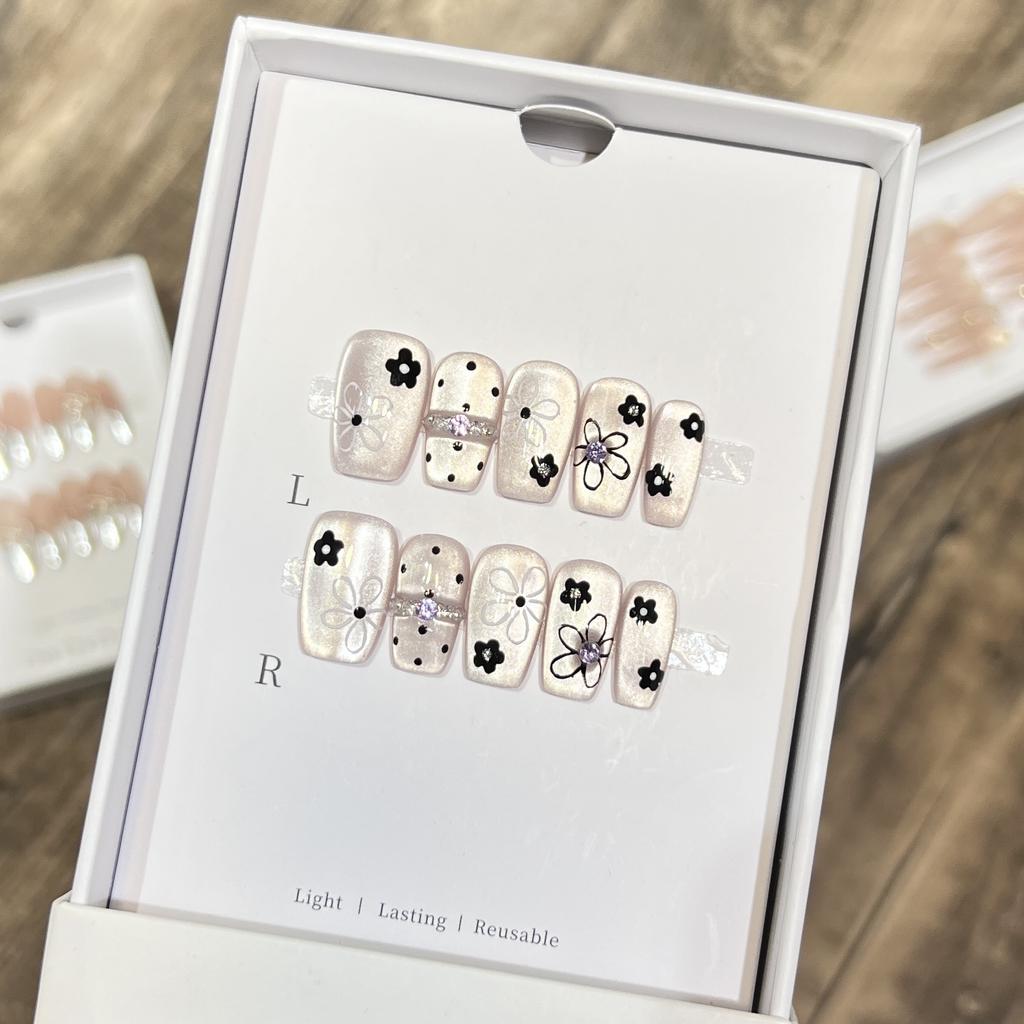 Exquisite Cute Lilac Highlight Cat Eye Nail Art Hand-painted Small Flower Broken Diamond Pure Hand-wearing Armor