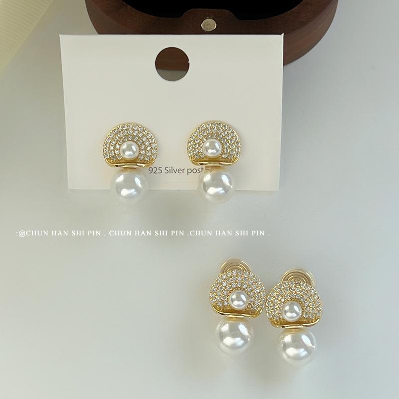 Stylish and simple pearl ear clips without ear piercings, high-end large pearl stud earrings, celebrity temperament earrings, mosquito disc earrings.