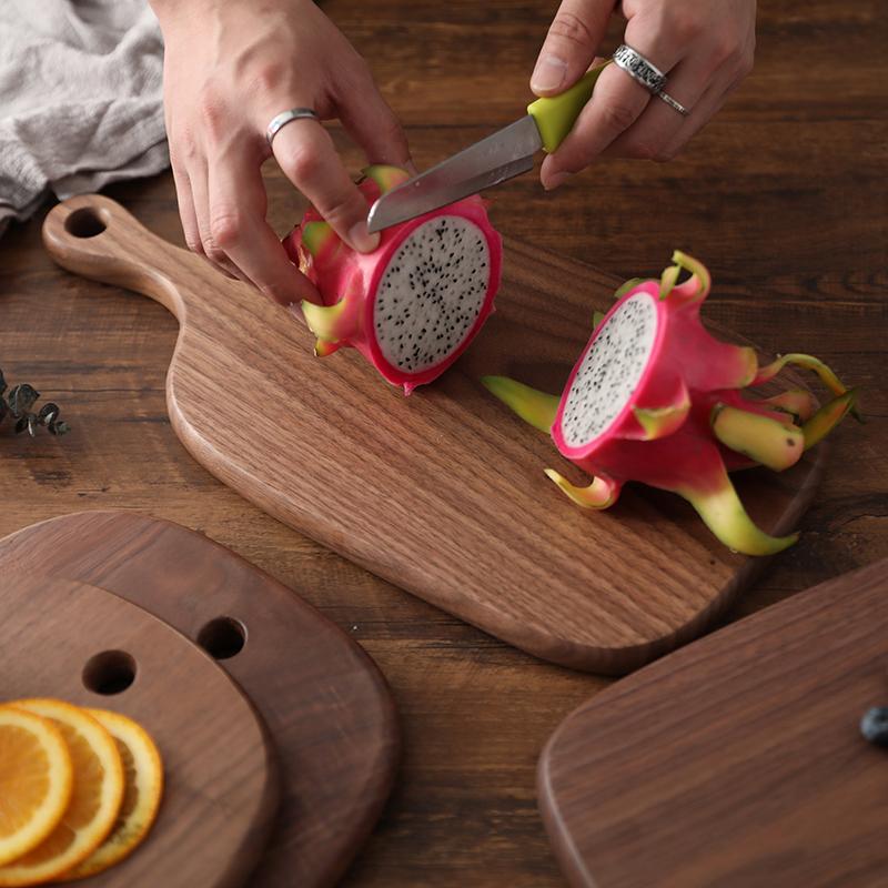 Unregelmäßig geformtes Holzschneidebrett für Brot, Gemüse, Obst, Massivholzbrett aus schwarzem Walnussholz für Lebensmittel, Steak, Charcuterie, Dinner-Käsebrett mit Loch