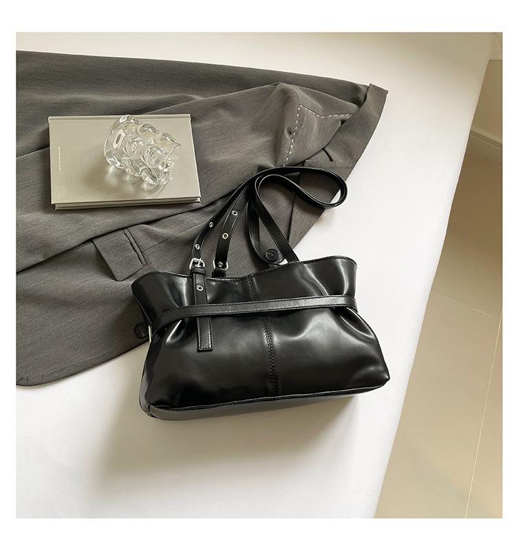 

Корейская высококлассная сумка-мессенджер для通勤 женская 2025 новая нишевая сумка большой вместимости модная универсальная сумка под мышкой чёрный