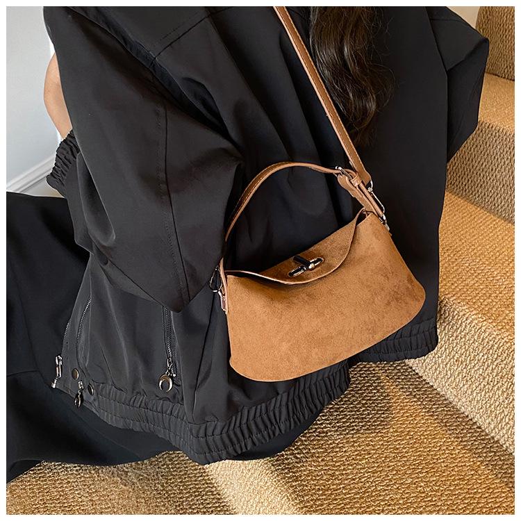 2025 Women's Retro Trendy Crossbody Dumpling Handbag: Versatile Frosted Single Shoulder Design.
