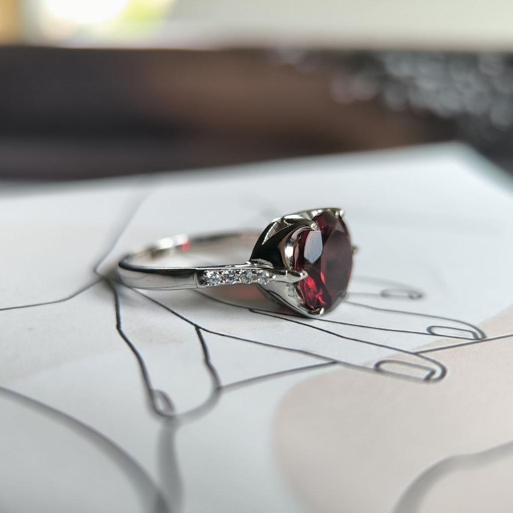 Серебряное кольцо с искусственным гранатом nano 2.714ct, фианитами, вес изделия 3,74 гр (60002152)