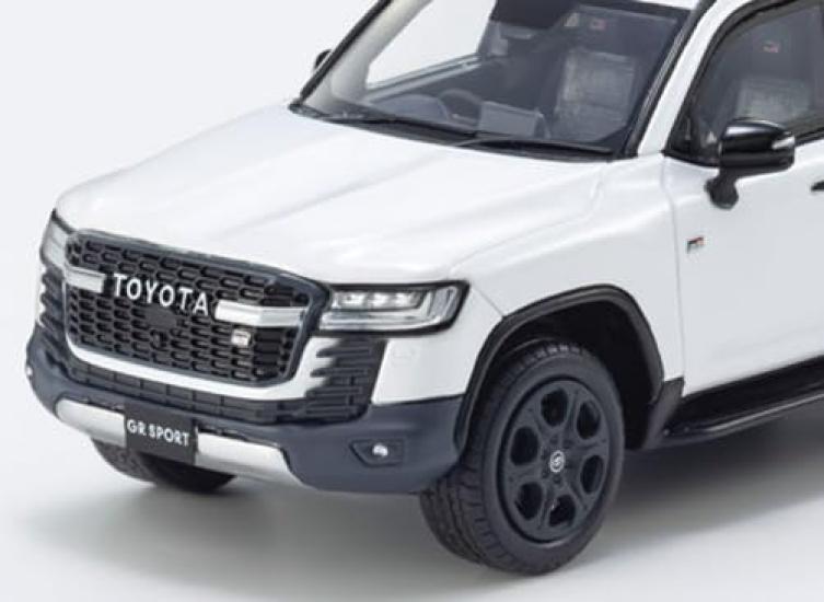 Kyosho Originální Toyota Land Cruiser GR Sport v bílé barvě, hotový produkt v měřítku 1:43.