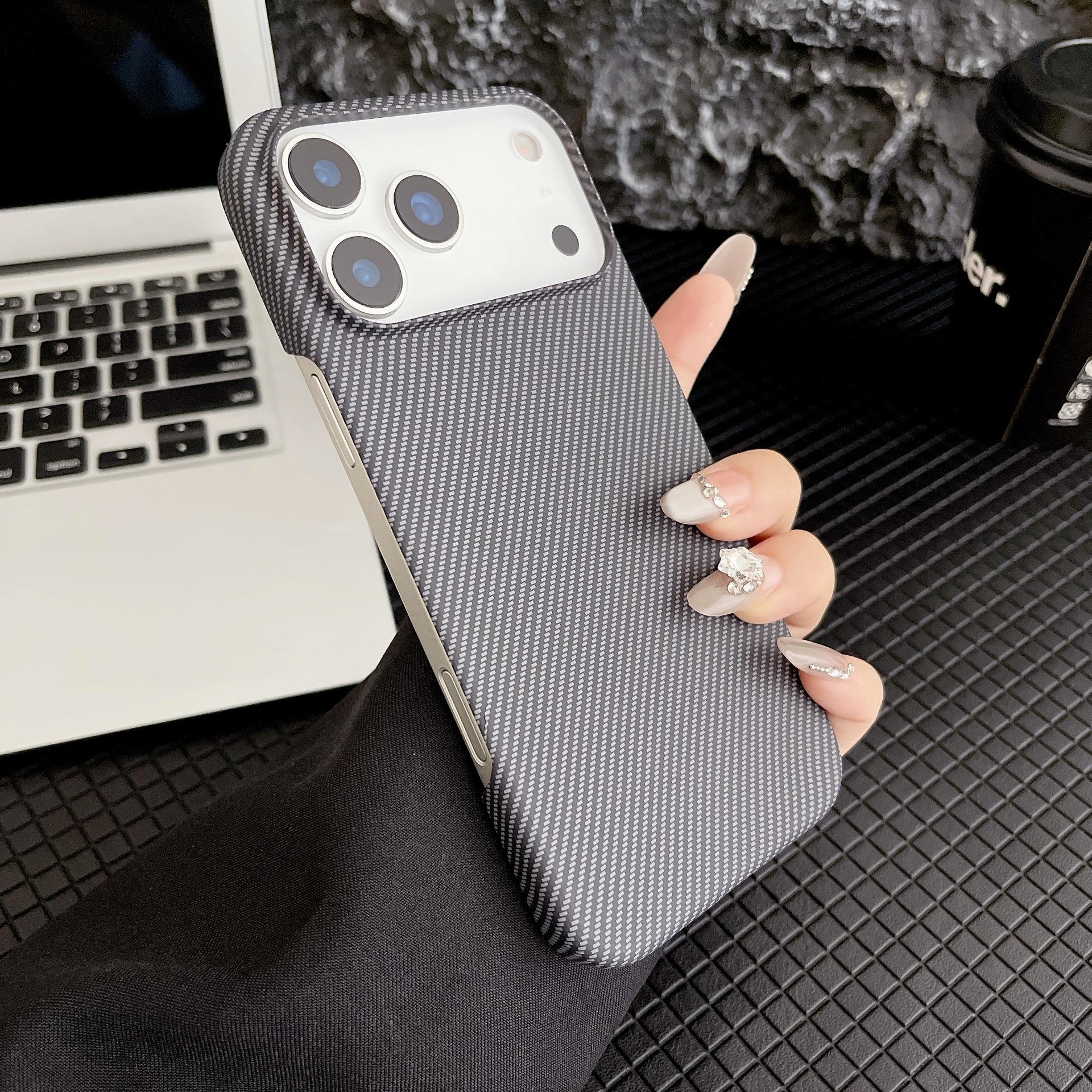 

For Apple 17 ProMax Kevlar Carbon Brazing Pattern Phone Case for IPhone 16 Creative Anti Drop Half Pack Hard Case For iPhone11