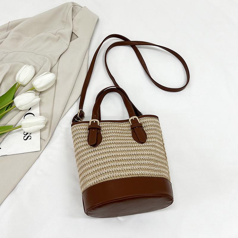 

2025 new splicing large-capacity fashion straw handbag bucket bag versatile ins shoulder messenger bag коричневый