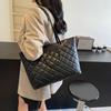This Year, Large-capacity Tote Bags Are Popular. 2025 Winter New Simple Retro Handbags Are Fashionable and Versatile Shoulder Bags.