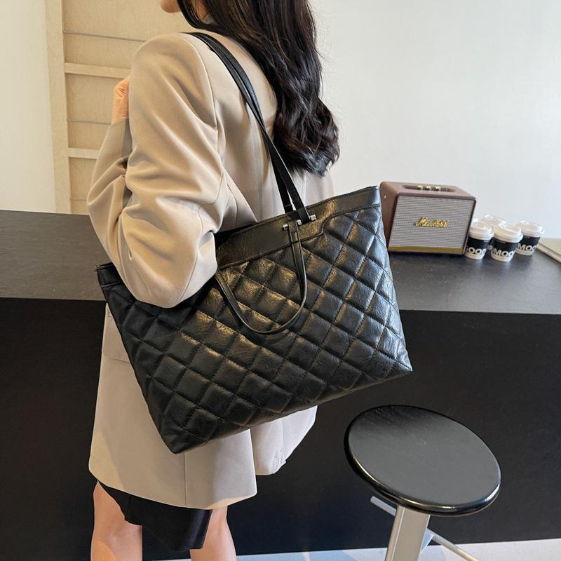 This Year, Large-capacity Tote Bags Are Popular. 2025 Winter New Simple Retro Handbags Are Fashionable and Versatile Shoulder Bags.
