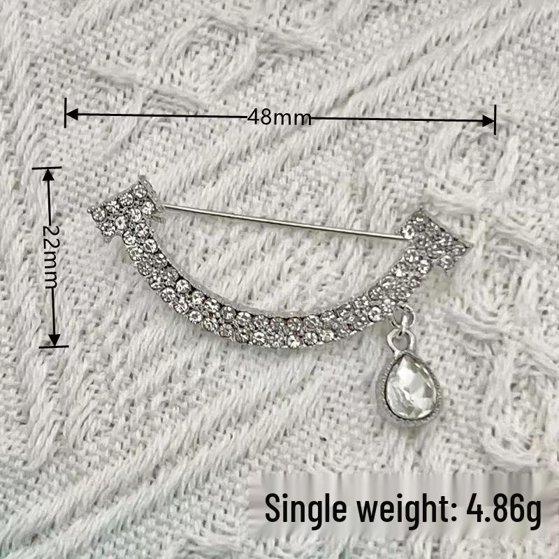 

Роскошная брошь со стразами: Женский элегантный костюм и платье с аксессуаром для подчеркивания талии