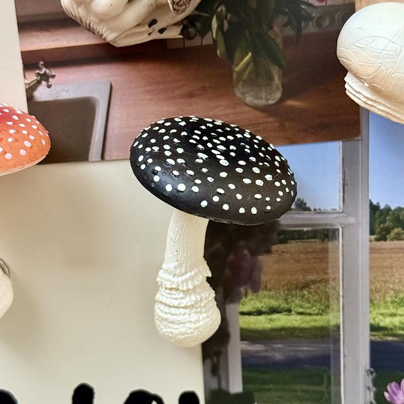 Creative Mushroom Refrigerator Magnets Cute Cartoon Resin 3D Simulated Mushroom Fridge Magnets Sticker Decoration Home Decor