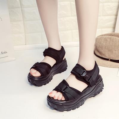 Sandales noires à semelles épaisses pour femmes printemps et été commerce extérieur 2025 talon compensé ajouré boucle chaussures de plage sandales romaines polyvalentes