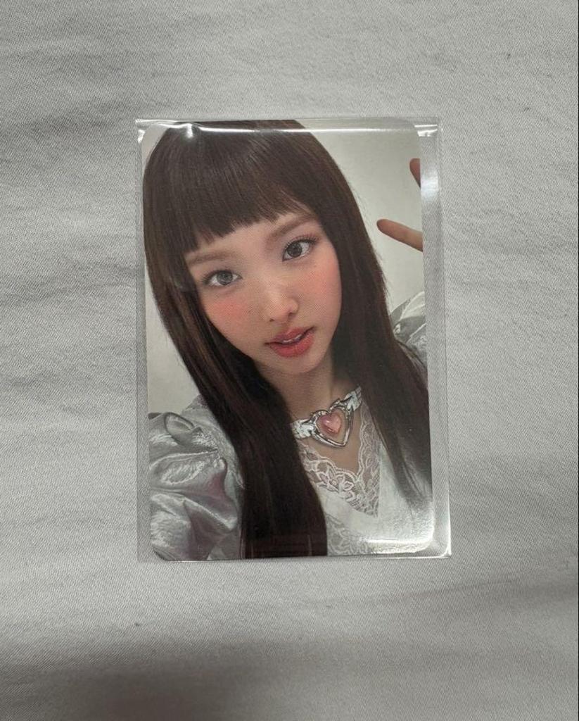 [USED] Twice Nayeon strategy keychain with trading card
