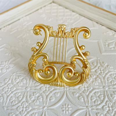 Harfenbrosche Mittelalterlich Elegant Dreidimensional Schlichtes Gold Kunst Korsage Hofstil Herren und Damen Plattiert Matte Legierung Anstecknadel Zubehör