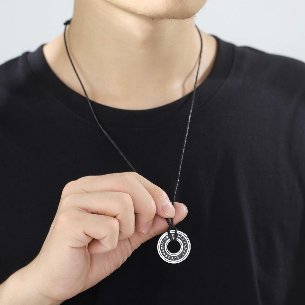 Collier Pendentif Rune Cercle Creux Découpé en Acier Titane Vintage avec Cordon en Cuir