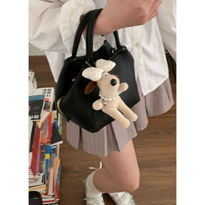 

Южная Корея Сумка-сатчел с узором личи, сумка-корзина для овощей, женская, 2025, новое поступление, трендовая, весенняя, модная, сумка-ведро, самая простая в сочетании, сумка-мессенджер Black + pendant