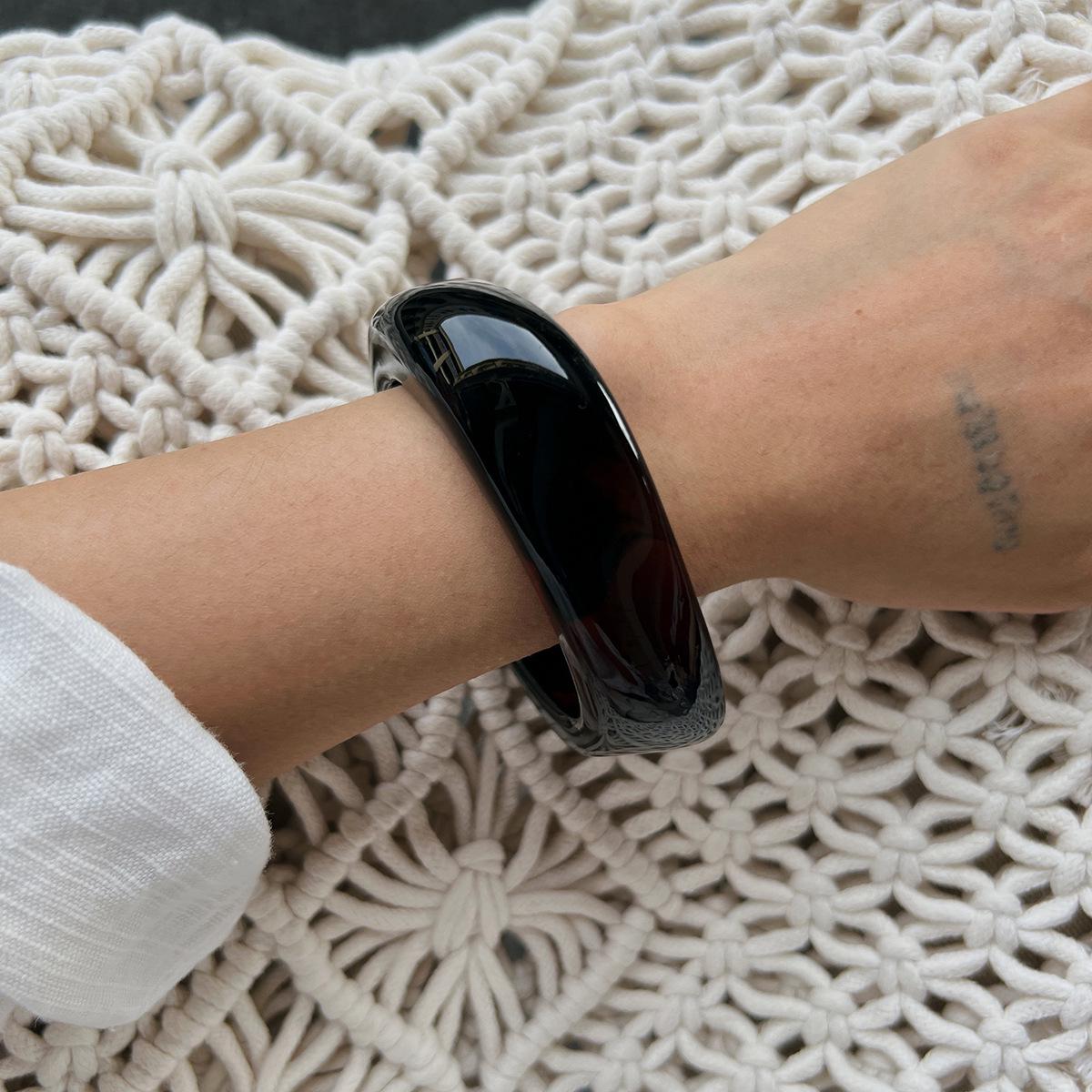 

Полупрозрачный акриловый браслет в стиле ретро-омбре с дизайном из неправильных многоугольников