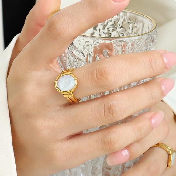 French Retro White Fritillary Oval Ring Titanium Steel Electroplated 18 Gold Hepburn Style Index Finger Ring Women's Niche Light Luxury Jewelry