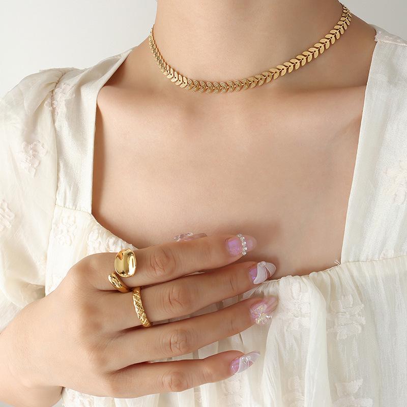 European  American Niche Design Titanium Steel Necklace with 18K Gold Leaf  Phoenix Tail Chain - Elegant Accessory