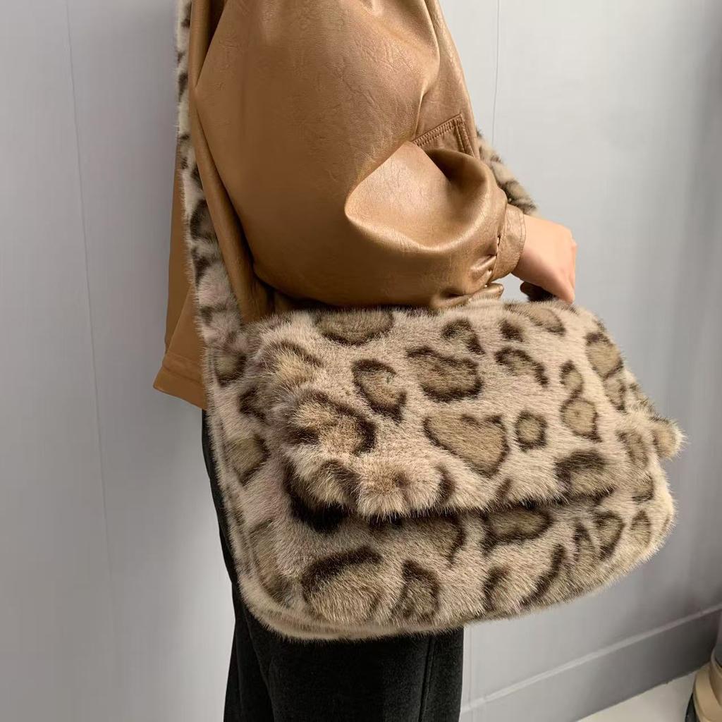New Leopard Print Plush Messenger Bag Women'S Korean Version Fashion Imitation Fur Large Capacity Shoulder Bag Flip Trend