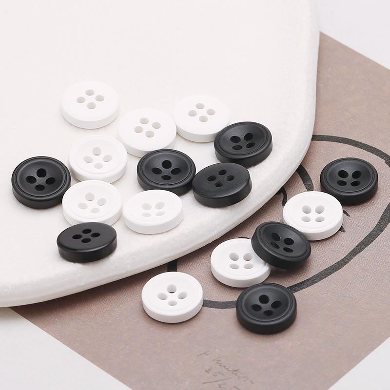 Hochwertige Universelle Schwarz-Weiße Chiffonharz Vierloch-Hemdknöpfe