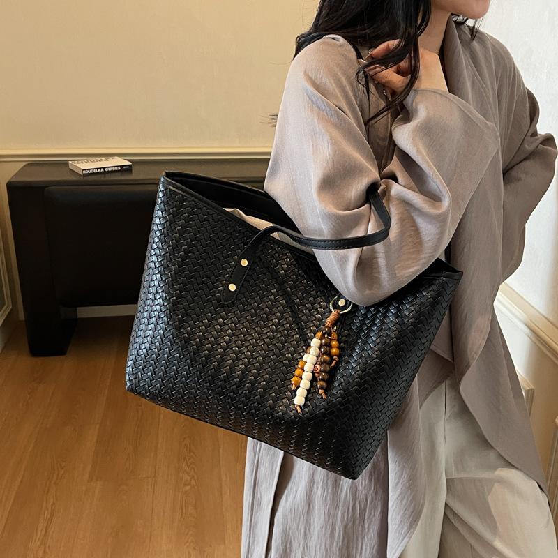 A Versatile Commuting Handbag for Women, A Fashionable Shoulder Bag, and A High-end, Large-capacity Tote Bag