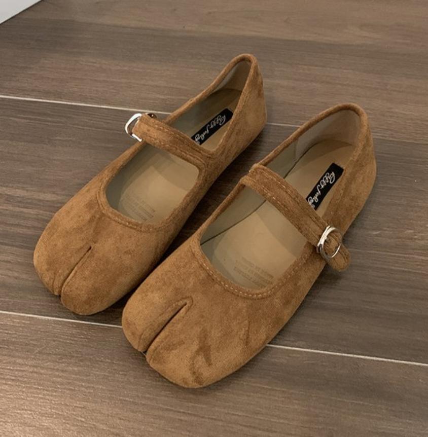 

Мода 2025 Обувь Таби Ниндзя в Японском Стиле Женские Ретро Замшевые Балетки с Раздельным Пальцем и Носком-Копытцем Туфли-Лодочки Женские Мэри Джинс Мокасины Балетки 39