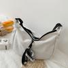 Versione coreana della borsa a tracolla da donna in tela tinta unita per studenti Borsa a tracolla minimalista Harajuku Hong Kong Wind Wind nero scuro con marea