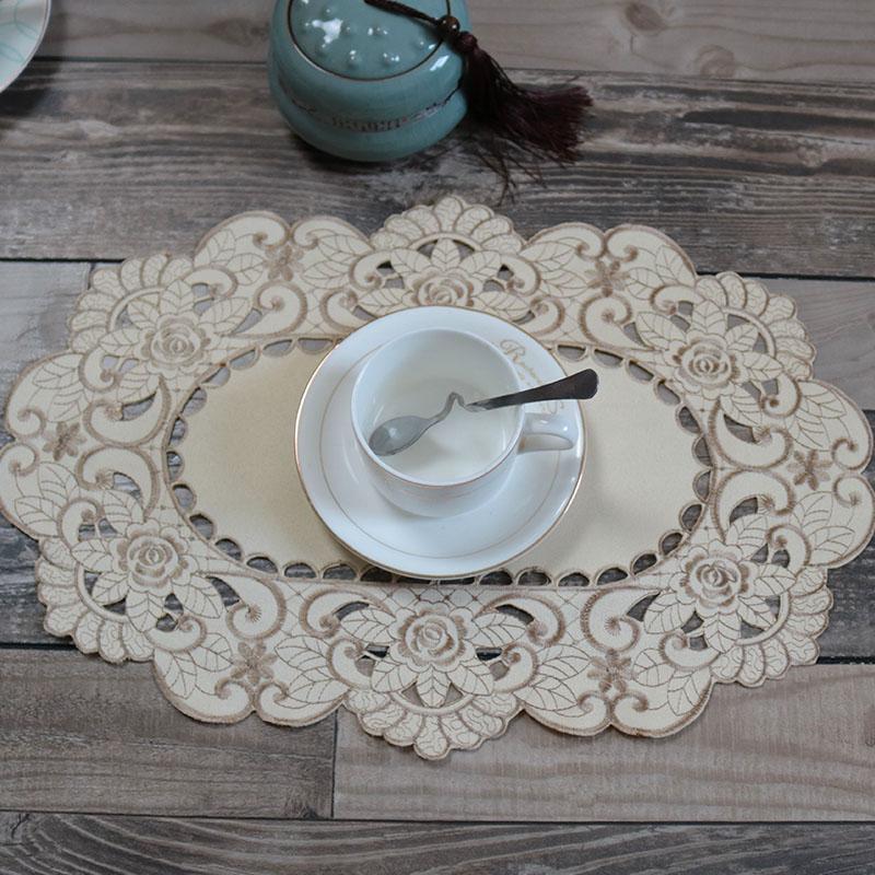 Satin Blumenstickerei Tischset Stoff Hochzeit Weihnachten Essunterlage Küche Tischdekoration und Zubehör