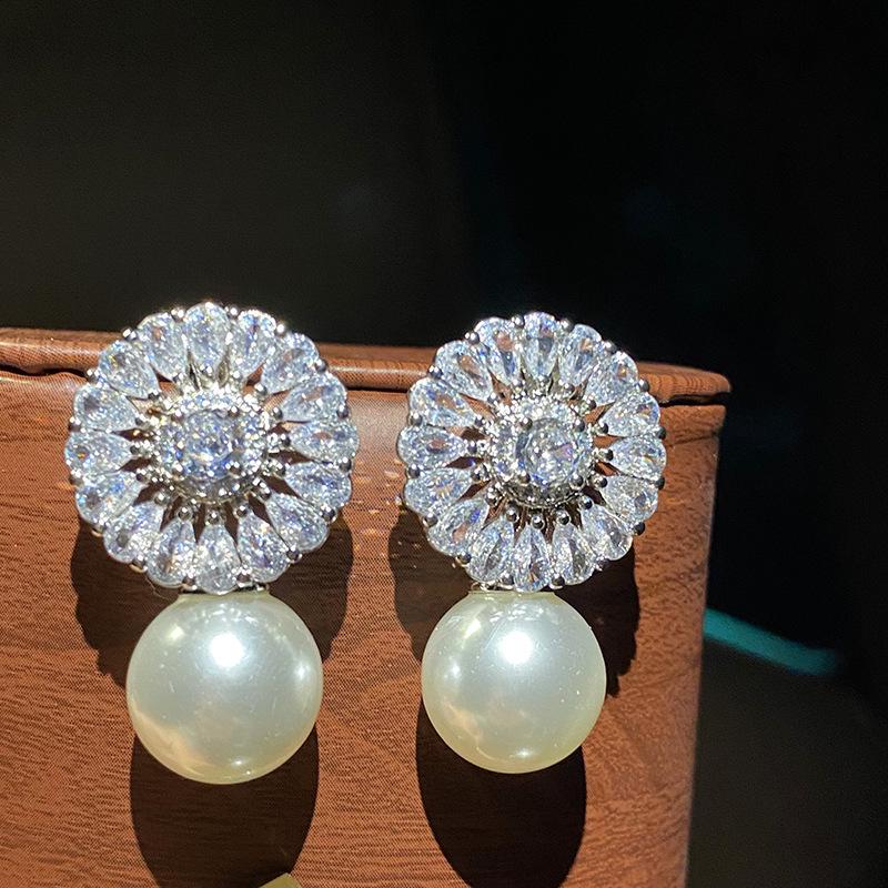 

Медные серьги с цирконом, инкрустированные жемчугом в стиле барокко, в виде цветка, для невест и вечерних мероприятий платиновый