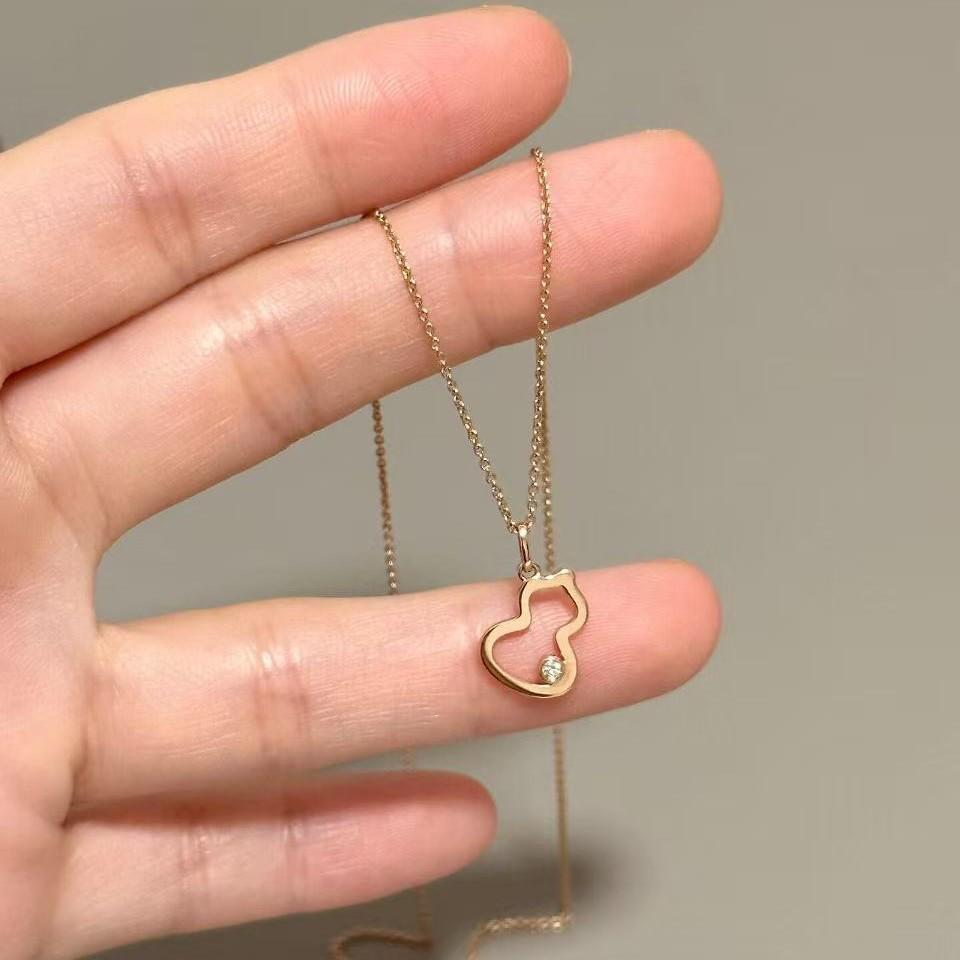 Q Family V Gold High-End Diamond-Set Hollow Lozenge Gourd Pendant Clavicle Chain