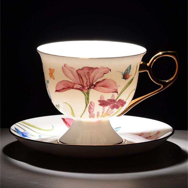 180ML/200ML Britský šálka na popoludňajší čaj s tanierikom a lyžičkou Elegantný kvet ľalie Vysoko kvalitný porcelán Hrnček na kávu Šálka na čaj Poháre na pitie