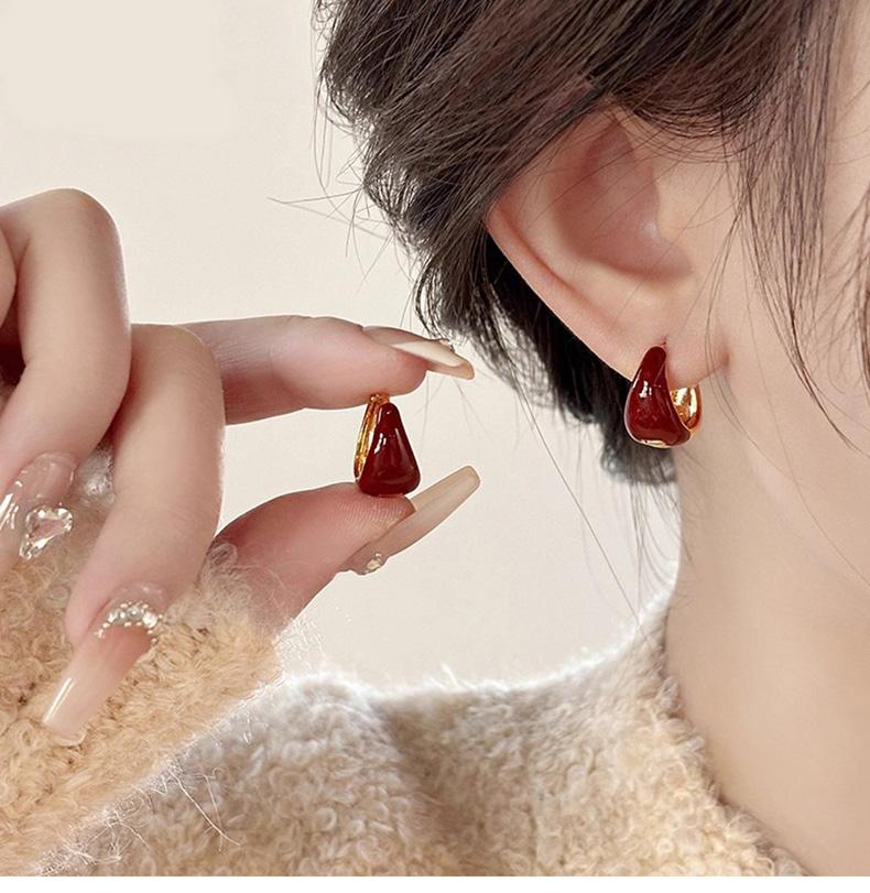 Retro red ear buckle earrings