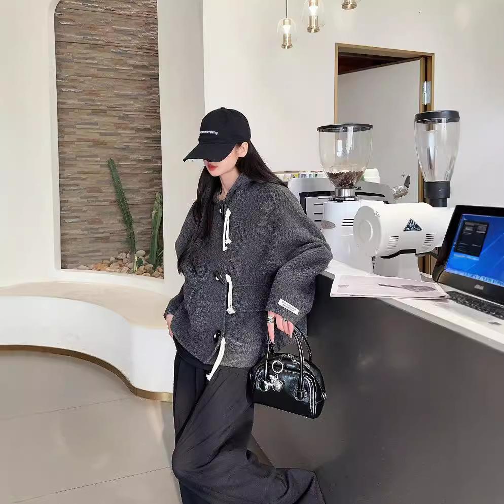 

Новое осенне-зимнее двухстороннее шерстяное пальто с роговыми пуговицами, короткое шерстяное пальто для невысоких людей M