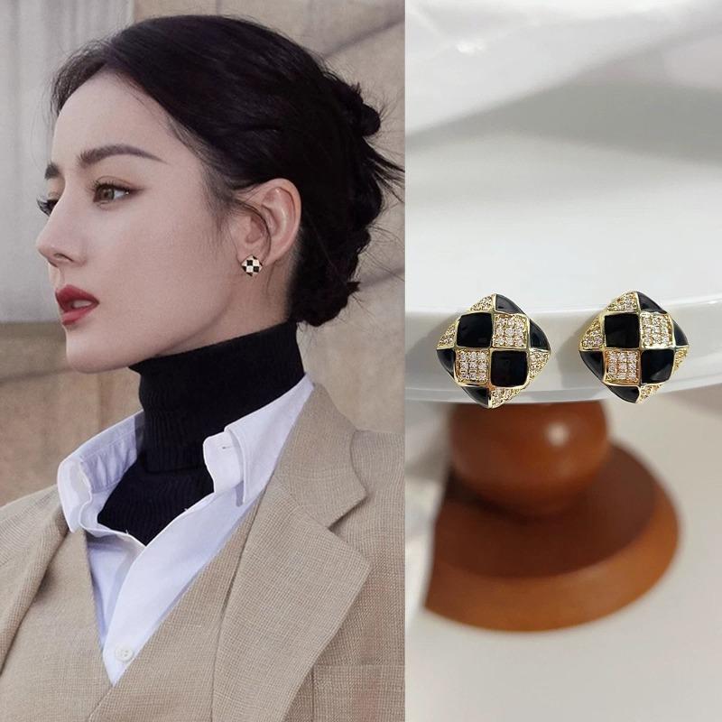 Rautenförmige Ohrstecker - Vielseitige und elegante Ohraccessoires. Schicker karierter Schmuck für Herbst und Winter.