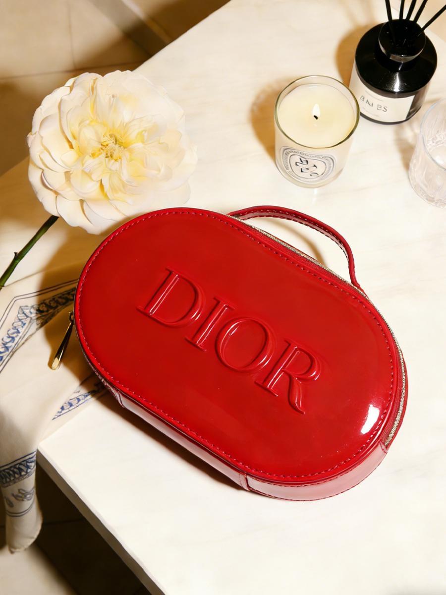 Красная лаковая косметичка Dior красный