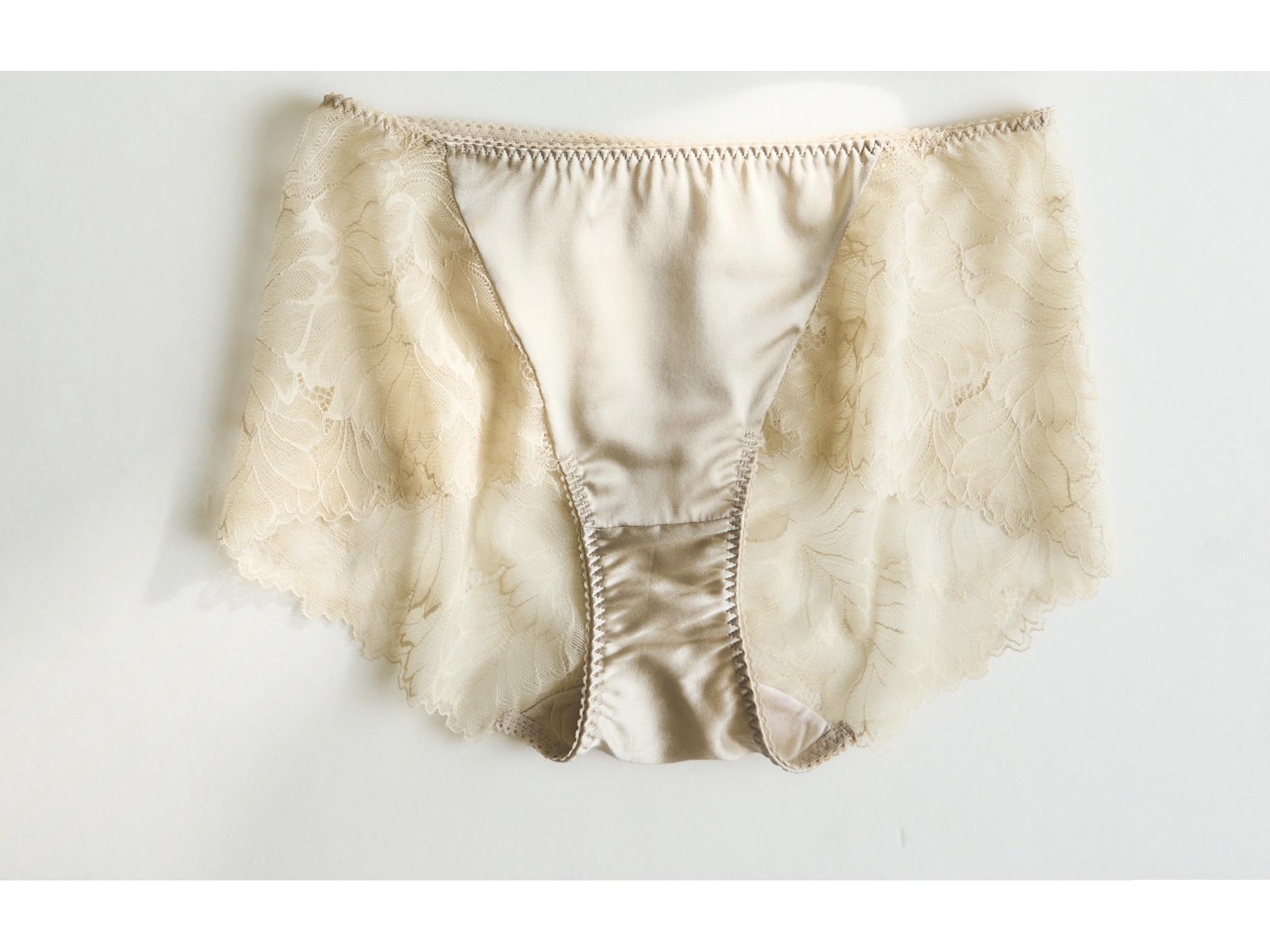 

Women s Mid-Waist Mulberry Silk Lace Trim Briefs - Breathable & Comfortable Hip-Hugging Shorts Extra Large
