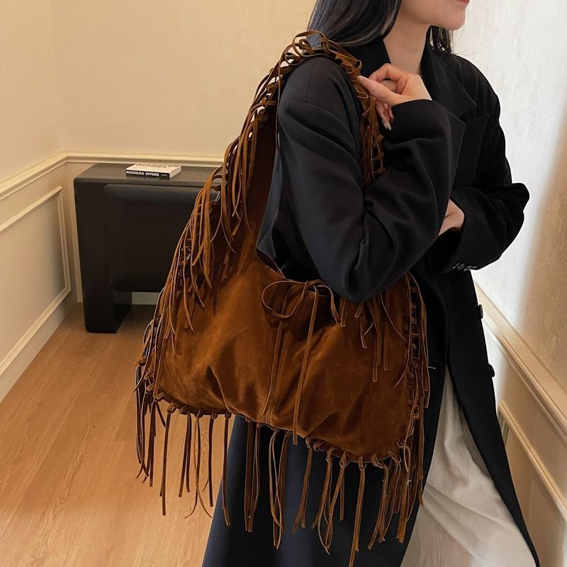 Ковбойская сумка из искусственной замши однотонная с кисточкой сумка-хобо легкая с бантом мешковатая сумка на плечо для женщин для путешествий покупок повседневного использования темно-коричневого 9070₽