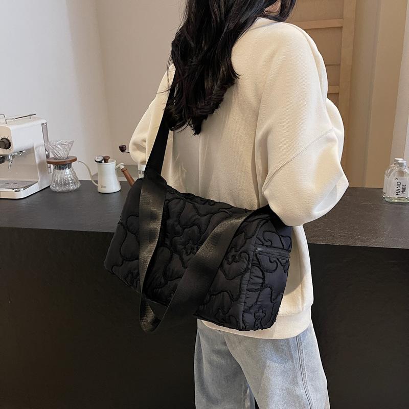 Cloth bag women's large capacity 2025 new autumn and winter versatile casual shoulder messenger bag commuter pillow bag