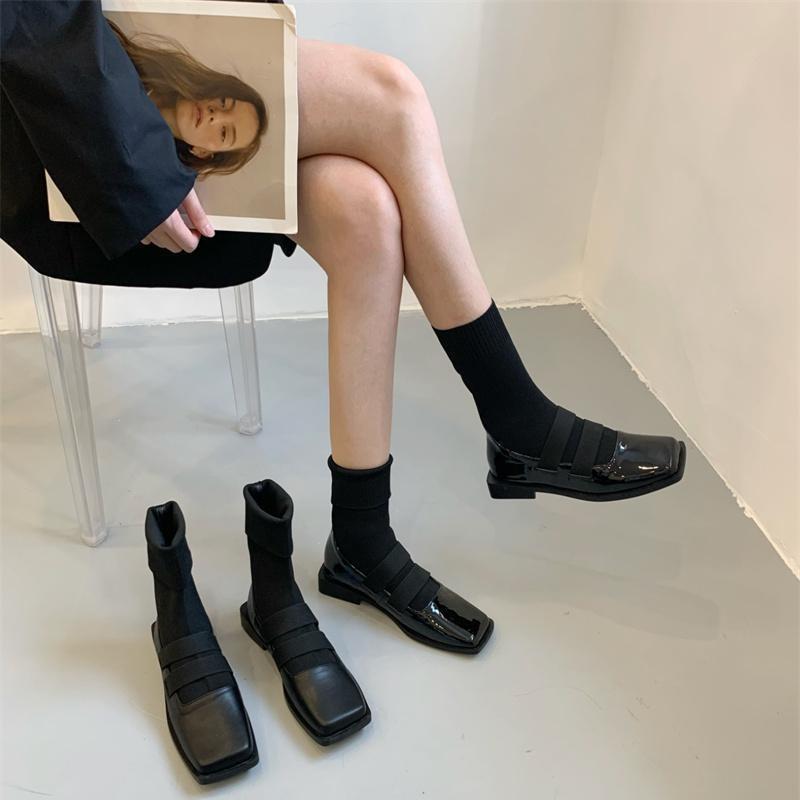 Bequeme schwarze glänzende Damen-Knöchel-Sockenstiefel mit stilvollem eckigem Zehendesign